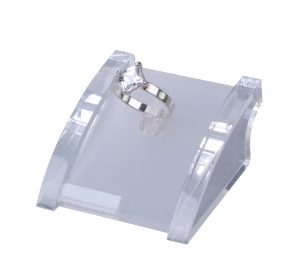 22300 pleksi podstavek za prstane (47 x 50 x 25 mm)