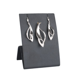 214181 podstavek v imitaciji usnja za uhane, obesek, verižico (65 x 42 x 90 mm)