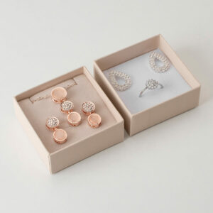 11400 kartonska embalaža za prstan, uhane (40 x 40 x 32 mm)