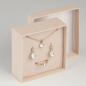 11460 kartonska embalaža za uhane, obesek, verižico, broško (80 x 80 x 32 mm)